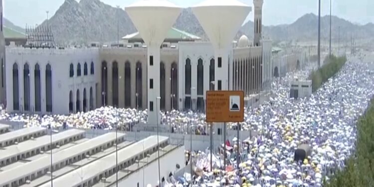 ملايين الحجاج يتوافدون إلى عرفات لأداء الركن الأعظم وسط أجواء إيمانية مهيبة