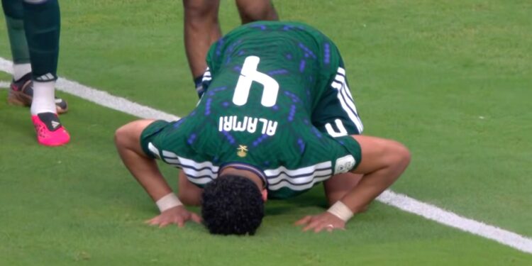 السعودية تنتزع نقطة ثمينة من أنياب الأوروغواي في بداية المشوار