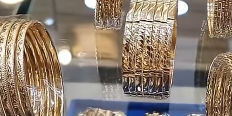 الذهب يتراجع مع صعود الدولار وتصاعد مخاوف التضخم في الأسواق العالمية