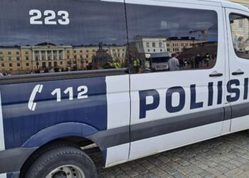 ملثم يشعل النار في سيارة أمام منزل بفنلندا والشرطة تفتح تحقيقًا في الحادث